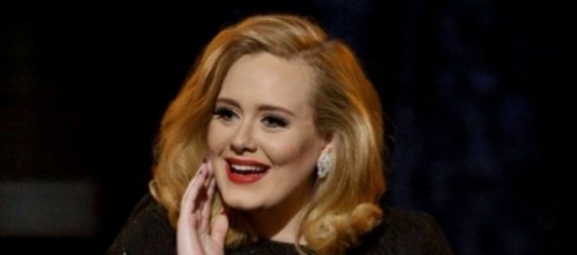 Adele, comprometida