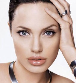 Angelina, una mujer normal.