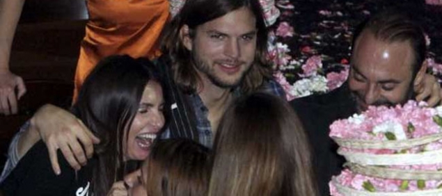 Ashton Kutcher en brazos de una morocha