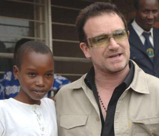 Bono intenta ayudar a Africa.