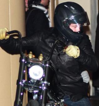 Brad Pitt pase en su moto