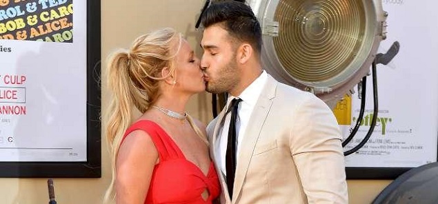 Britney Spears y Sam Asghari, debut oficial en la alfombra roja... con un beso