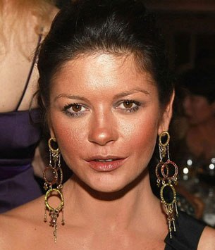 Catherine Zeta Jones y un extrao aspecto.