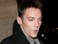 Condenan a Jonathan Rhys Meyers