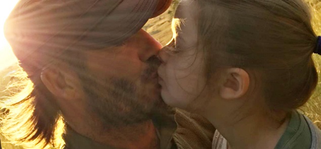 David Beckham besa a su hija Harper en los labios y los fans lo critican