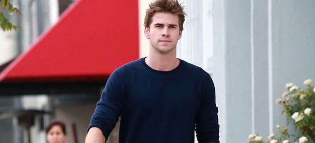 Liam Hemsworth en una pelea callejera