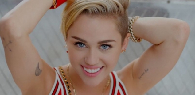 Miley Cyrus canta en ropa interior