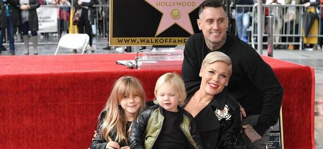 Pink hace una pausa para permitir que su esposo Carey Hart haga su carrera: Es su turno