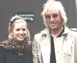 Sienna Miller se comprometi con Rhys Ifans.