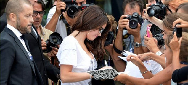 Selena Gmez secuestr a 4 de sus fans