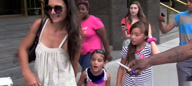 Un paparazzi insult a Suri Cruise